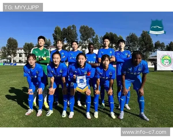 武汉车谷江大女足赛后自豪展示国旗合影庆祝中国骄傲时刻