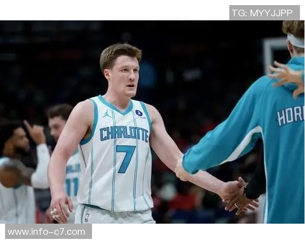 克尼佩尔全力防守库里三分球称其为独一无二的篮球天才